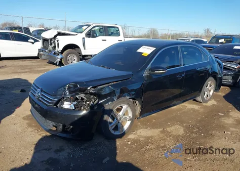 2012 Volkswagen Passat 2.5L Se z USA, uszkodzony, nr VIN 1VWBP7A33CC031099